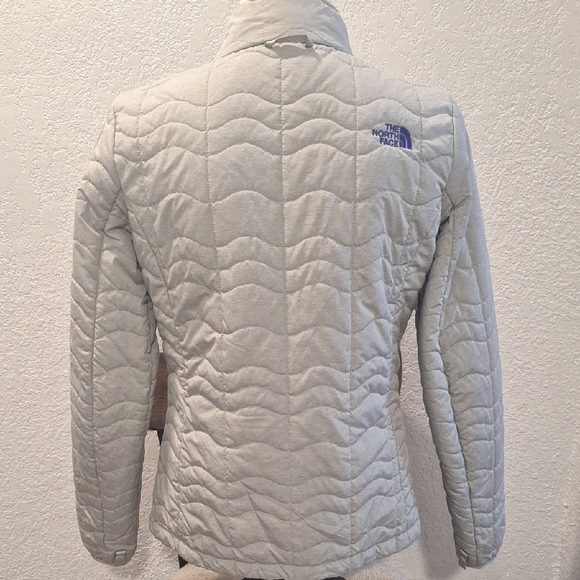 The North Face Women's Light Gray Quilted Lightweight Puffer Jacket - Picture 5 of 10